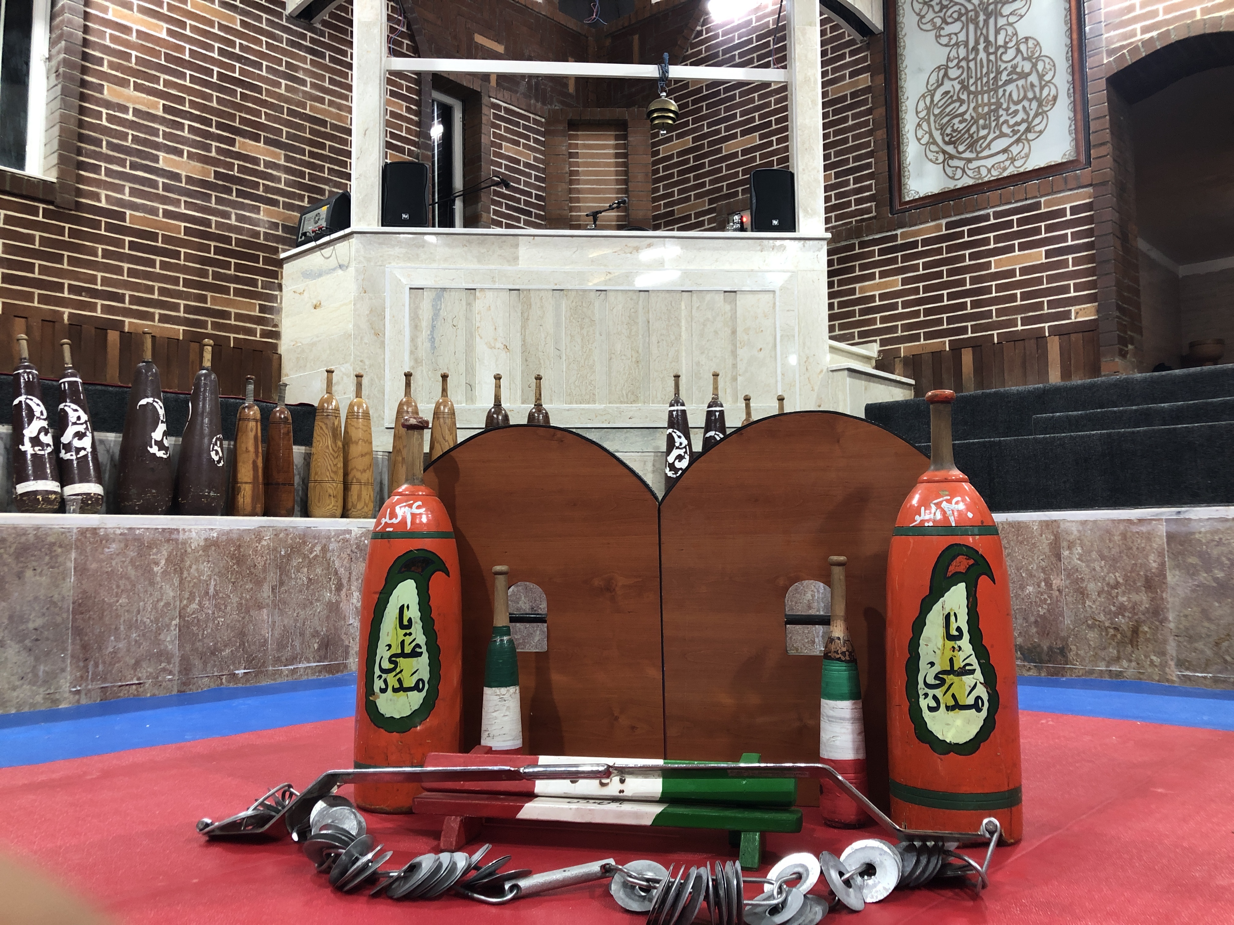 نمایی از گود زورخانه و تجهیزات